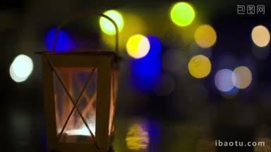 <strong>户外灯</strong>笼，里面的蜡烛在风中摇曳，模糊的彩灯和行人的背景